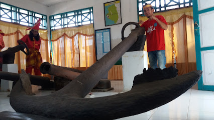 Jangkar dan Meriam Kuno/Raksasa Padang